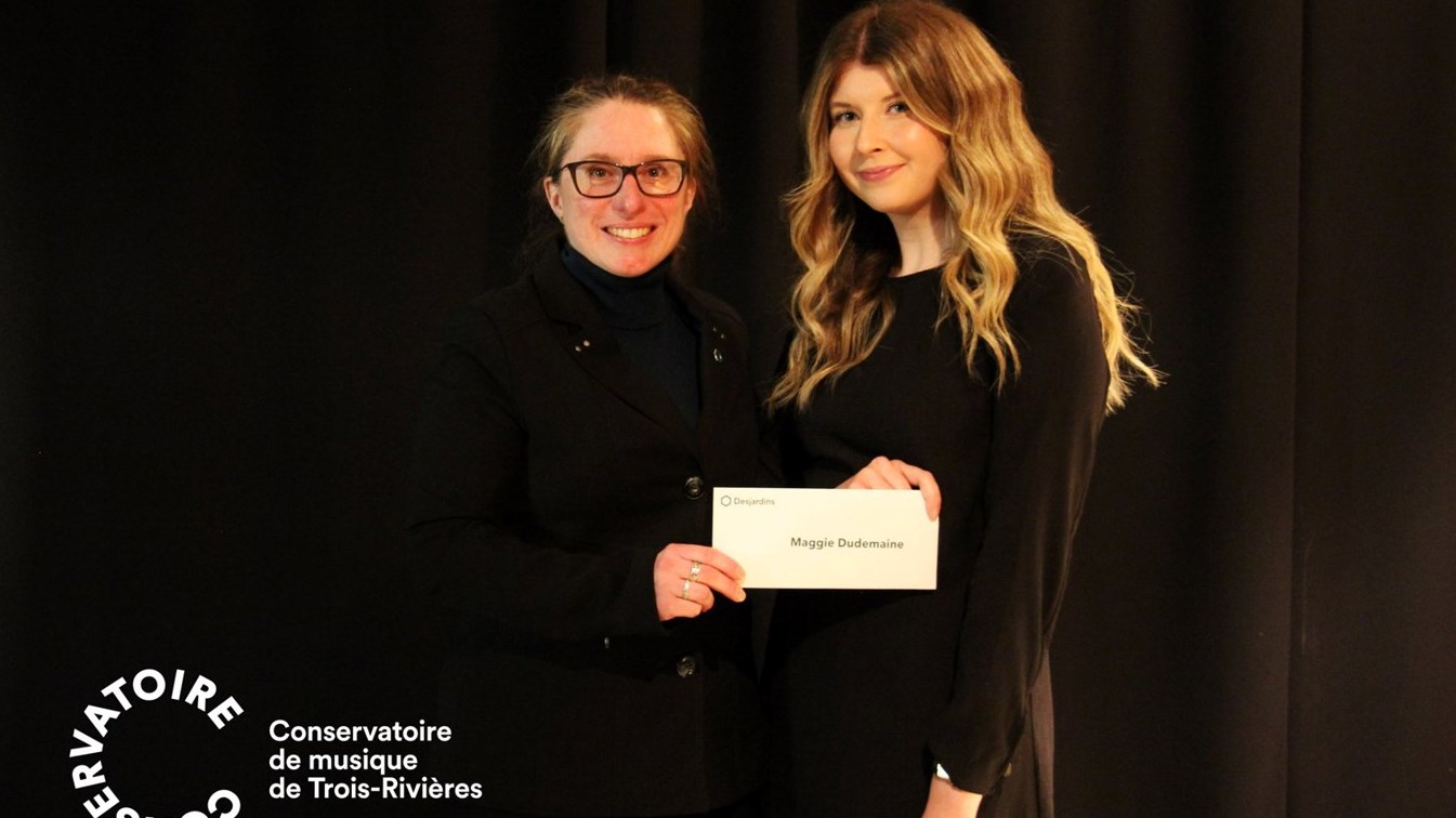 La bourse d’Excellence Fondation Desjardins d'une valeur de 1500 $, remise à la violoncelliste Maggie Dudemaine.
