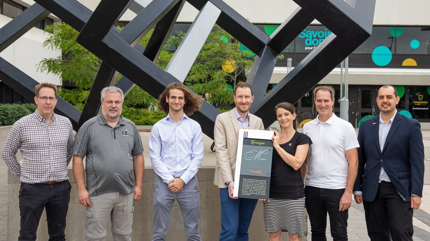 Daniel Bégin, professionnel de recherche à l’I2E3, Simon Barnabé, directeur adjoint pour la recherche et le partenariat d’I2E3, Jean Tardy, directeur de production chez Abzac, Francis Brouillard, directeur général adjoint aux opérations chez IDE Trois-Rivières, Joëlle Gagné, directrice du développement à la Fondation de l’UQTR, Martin Larocque, président-directeur général chez Electro Carbon, et Clément Villemont, directeur du développement des affaires chez Mitacs.
