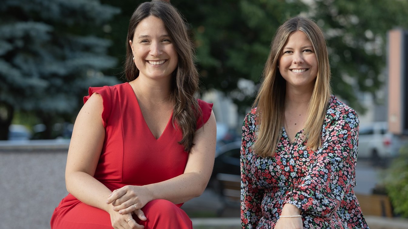 Célia de Montigny (gauche), nouvelle présidente du conseil d’administration de la Jeune Chambre de la Mauricie, en compagnie de la présidente sortante, Joany Dufresne.