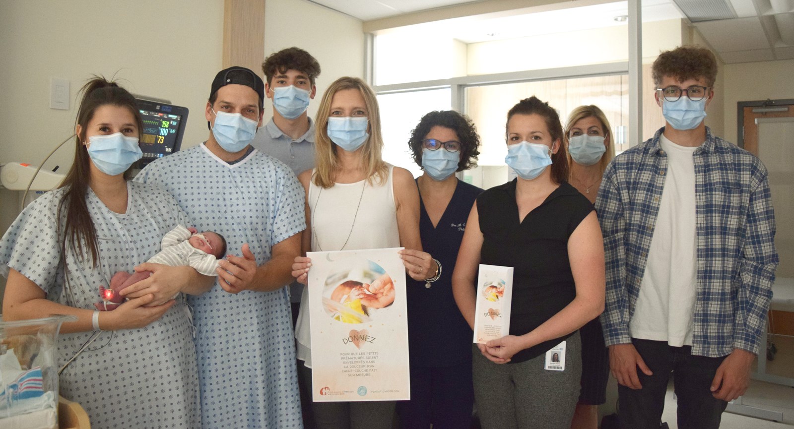 Maude St-Louis (maman de bébé Tom), bébé Tom, David Hébert (papa de bébé Tom), Christophe Allen (Fonds des amis de Mathilde), Josianne Dubois (Fonds des amis de Mathilde), Dre Marie-Claude Nadeau (CIUSSS MCQ), Sylviane Poirier (CIUSSS MCQ), Nancy Legrow (Fondation RSTR) et Vincent Allen (Fonds des amis de Mathilde).