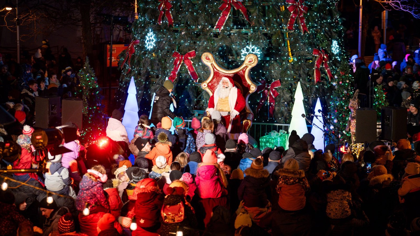 Le Père Noël fera son arrivée à bord du Renne-o-bus, le tout nouvel autobus féérique de la STTR illuminé de plus de 2 500 lumières multicolores et décoré à l’effigie de Rudolph.