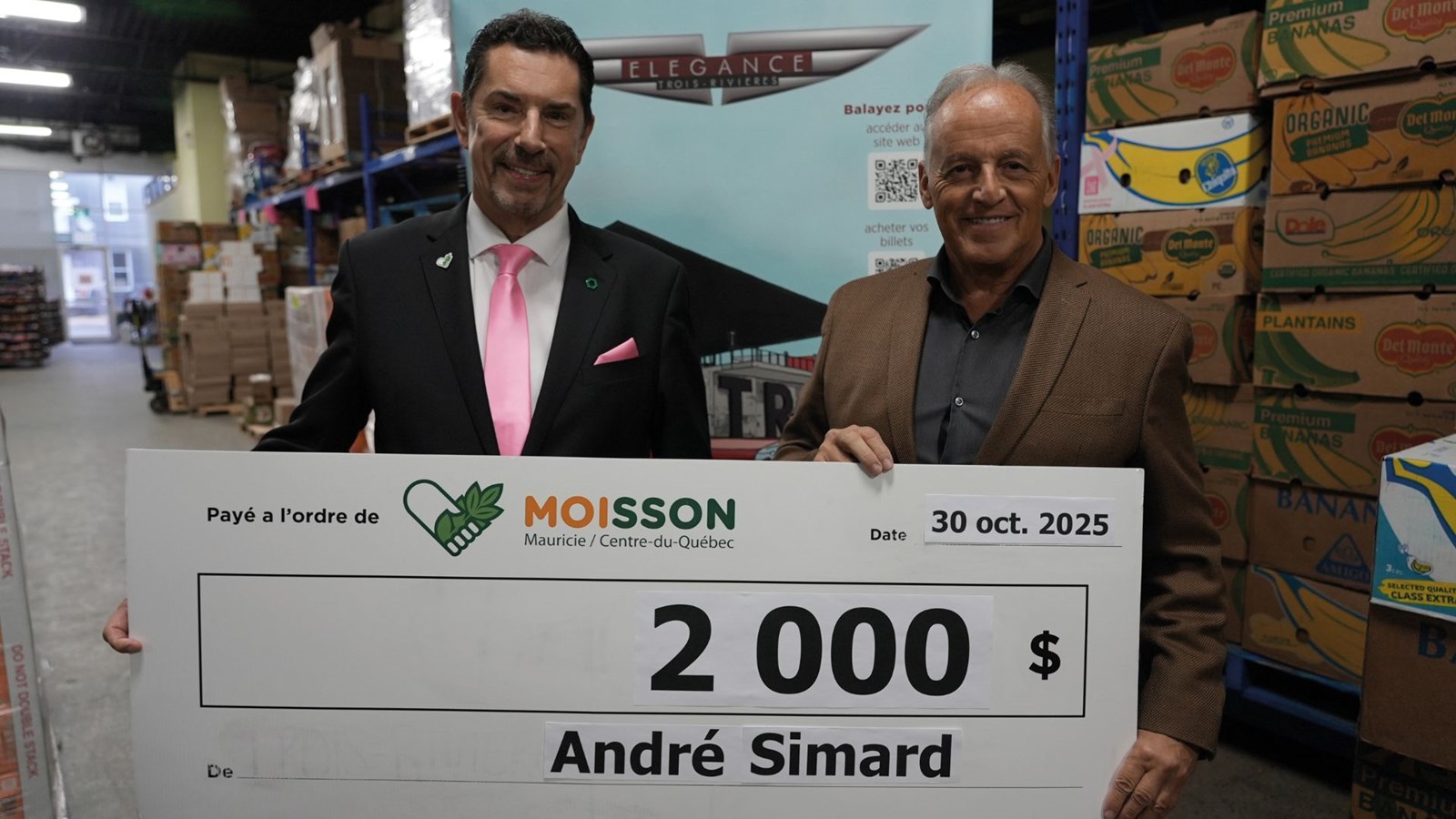 André Simard a remis un don de 2 000$ à l'organisme d'aide alimentaire. 