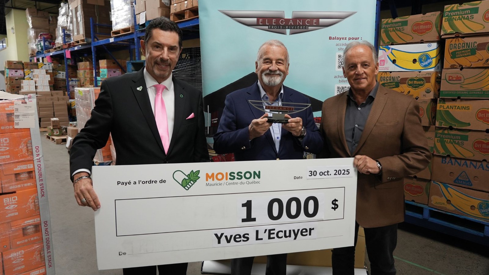 Yves L'Ecuyer a remis un don de 1 000$ à l'organisme d'aide alimentaire. 