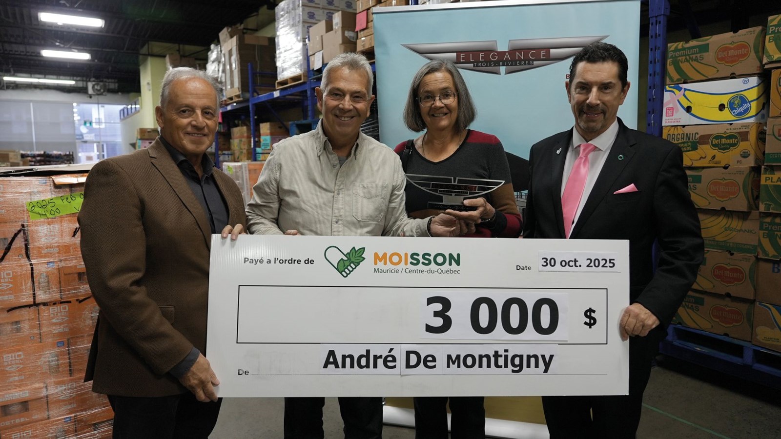 André De Montigny a remis un don de 3 000$ à l'organisme d'aide alimentaire. 