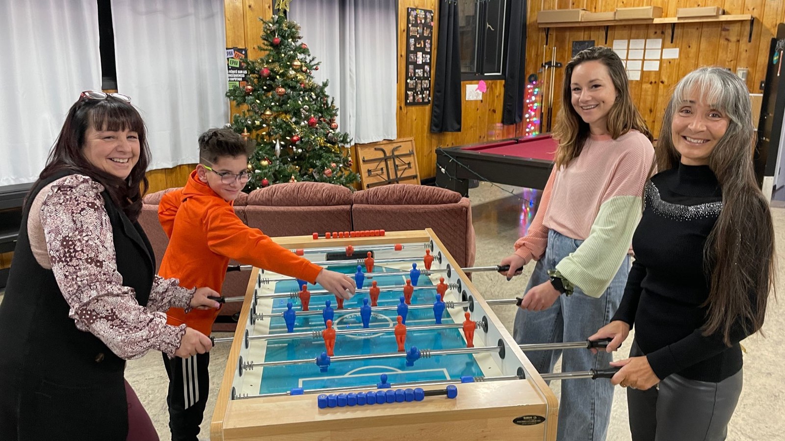 La députée Marie-Louise Tardif a profité de sa visite au local de l’Accueil Jeunesse de Grand-Mère pour fraterniser avec Mmes Nathalie Tremblay, directrice, un jeune participant et Chanelle Desjardins, chargée de projet.