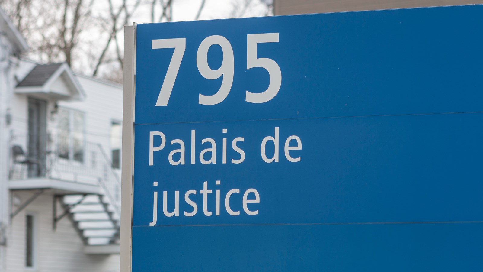 Ces démarches ont permis la saisie de diverses substances illicites, de médicaments sous ordonnance, de drogues de synthèse, ainsi que d’armes et d’équipements reliés au trafic de stupéfiants.