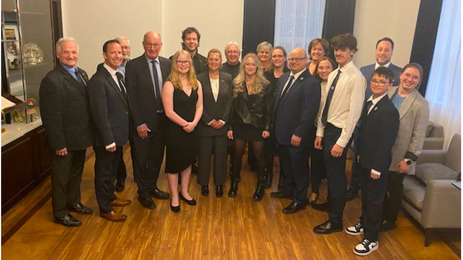 Les membres du conseil avec les personnes honorées.