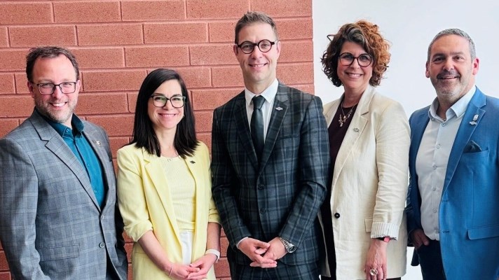 De gauche à droite, Daniel Côté, président ex-officio (maire de Gaspé), Julie Bourdon, 2e vice-présidente (mairesse de Granby), Guillaume Tremblay, président (maire de Mascouche), Geneviève Dubois, 1re vice-présidente (mairesse de Nicolet) et Joé Deslauriers, trésorier (maire de St-Donat)