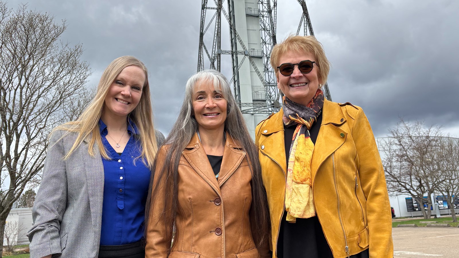 La directrice générale de la Cité de l’énergie, Mme Sandie Letendre, en compagnie de la députée Marie-Louise Tardif et la présidente du conseil d’administration, Mme France Brisson.