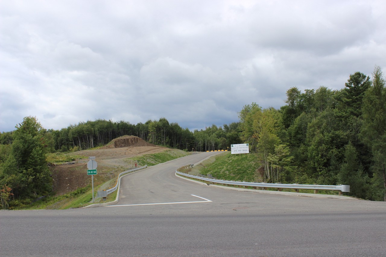 À l’entrée de la rue Maurice-Bachand en bordure de la route 249, le défrichement de la phase 1 du Parc de la 55 s’étale jusqu’à la hauteur des blocs jaunes, là où se profile la phase 2 et par la suite d’autres étapes à développer.
