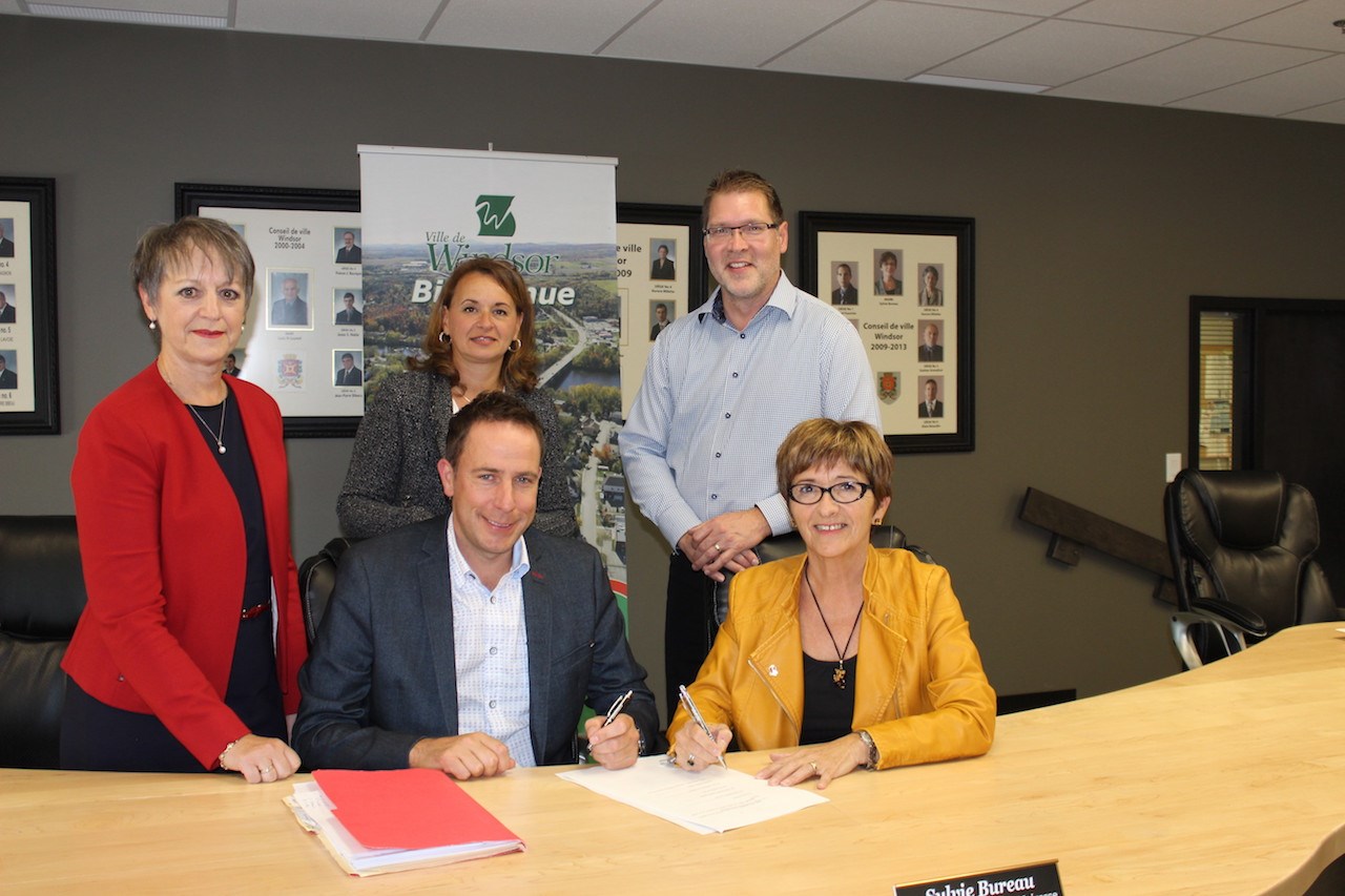 Les signatures de la vente réunissaient le vice-président du Groupe Laroche de l’Estrie, Éric Laroche, et la mairesse de Windsor, Sylvie Bureau. Derrière eux : la notaire Marie Marier ; Pascale Desgagnés, associée du Groupe Laroche ; Carlo Fleury, directeur général de la Ville.