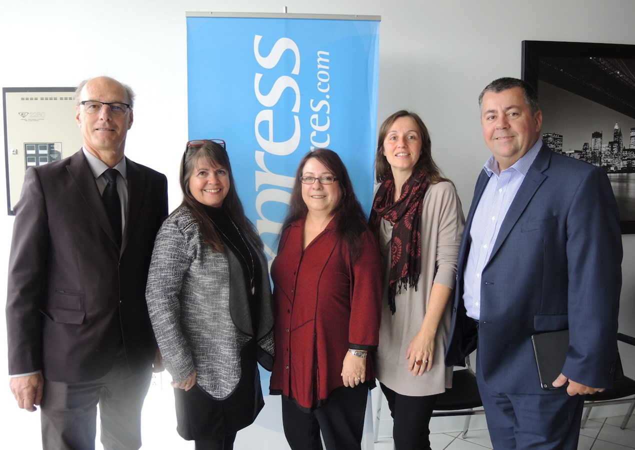 De gauche à droite : Claude Frenette président, Chantal Darveau, directrice de la publication, Ginette Brown, représentante, Sophie Marais, journaliste et Jacques Blais, vice-président aux opérations TC Média.