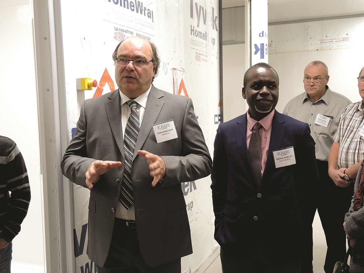 Jean-Simon Blais et Gérard Akinocho de MendeliKABS ont offert un tour d’horizon de la nouvelle usine aux invités de la conférence de presse.