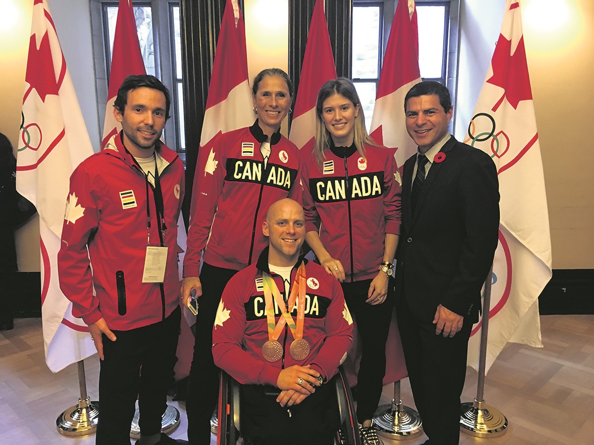 Alain Rayes est accompagné de Charles Moreau, Guillaume Ouellet, Nicole Clermont et Eugénie Bouchard.