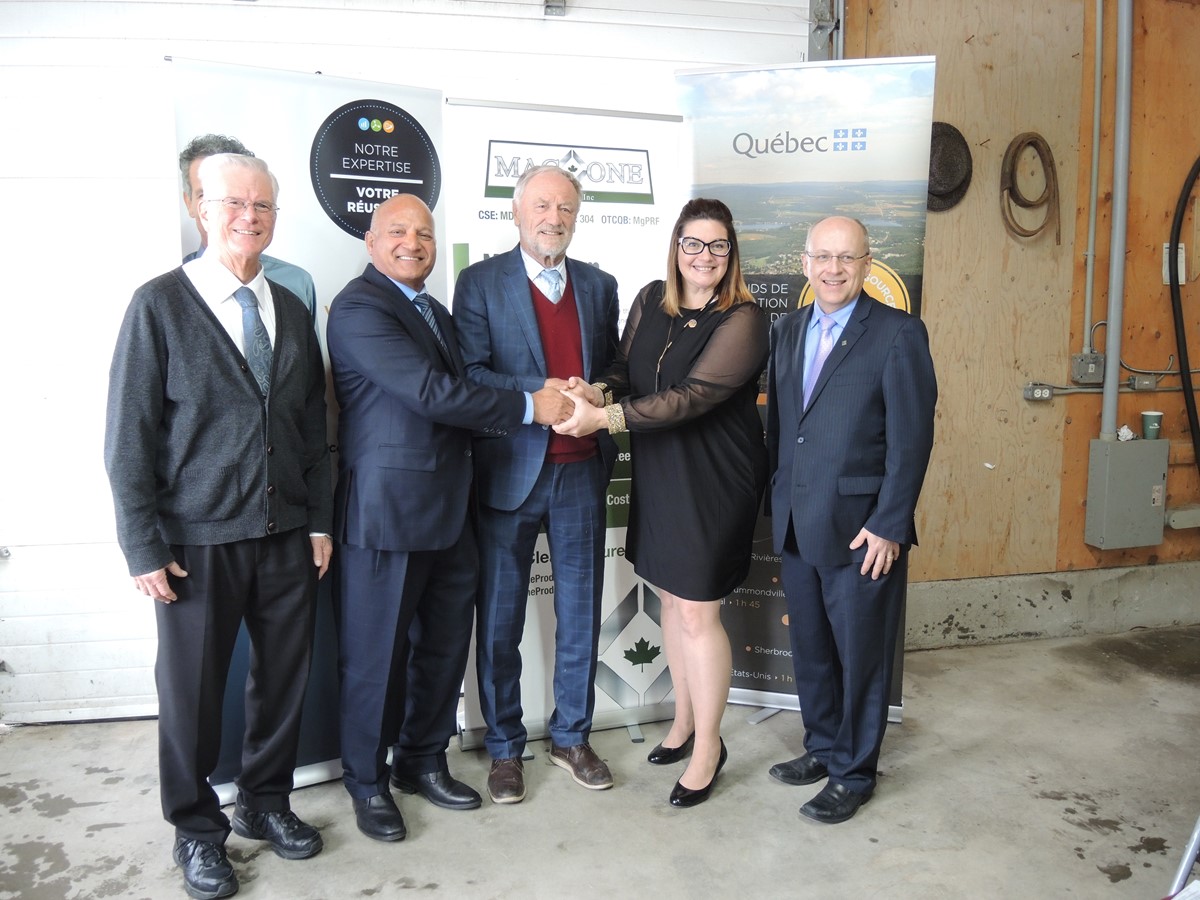 Jim Blencoe, coprésident du CA et directeur de la technologie chez Mag One Products inc., Lucky Janda, directeur général, Nelson Skalbania, président du CA et cofondateur de l’entreprise, Karine Vallières et Gervais Soucy, Professeur titulaire à l’Université de Sherbrooke étaient réunis dans les locaux en aménagement de Mag One à Asbestos.