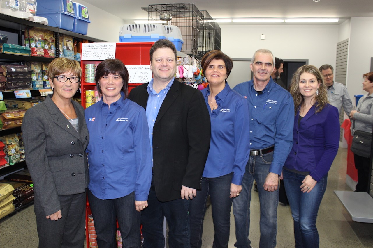 Dans l’ordre habituel : La mairesse Sylvie Bureau, Guylaine St-Laurent, le président de la Chambre de commerce Serge Ranger, Josée et Guy St-Laurent et la coordonnatrice de la chambre régionale Dominique Samson-Desrochers.