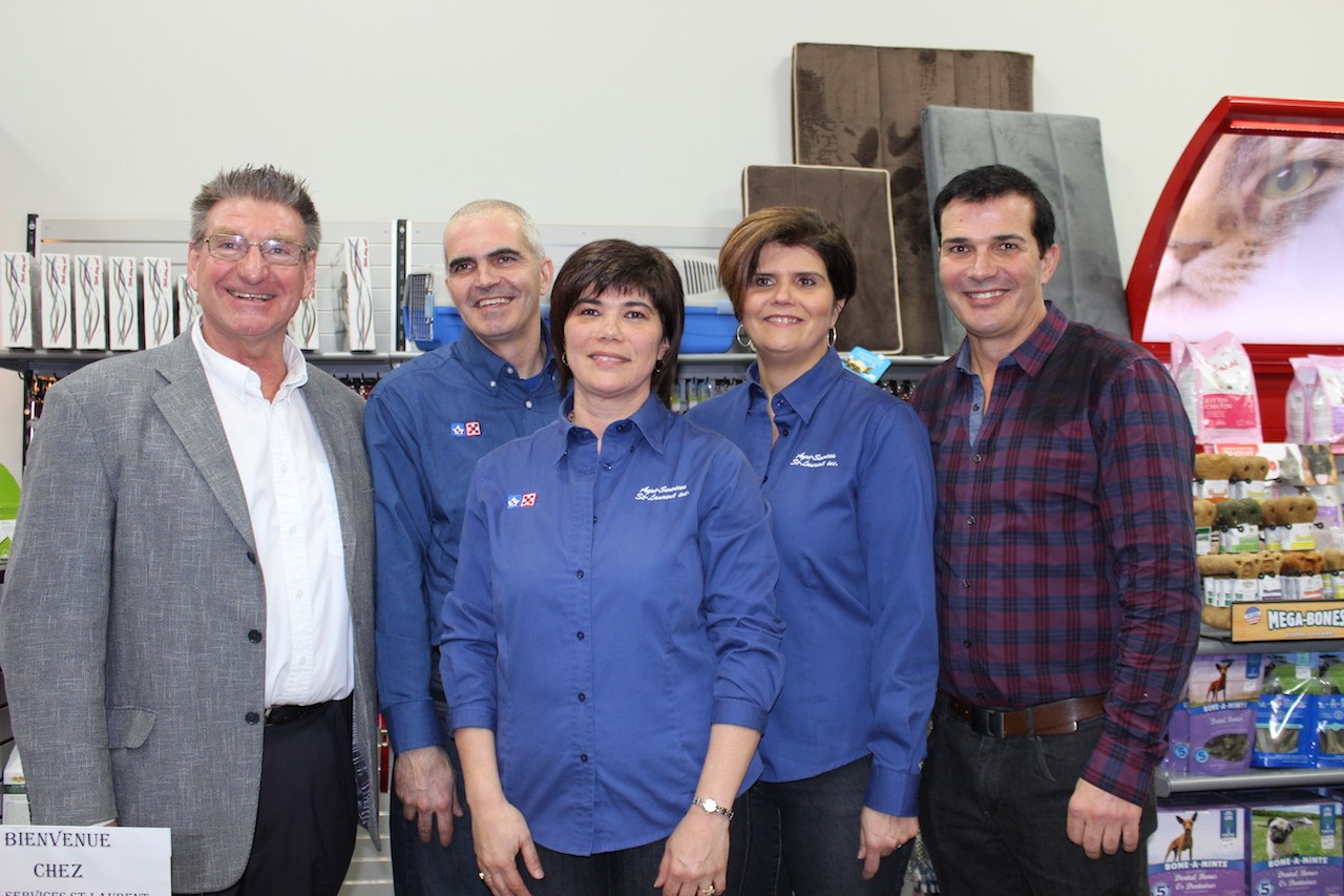 Une photo regroupant Yves Deschamps de Purina Canada ; Guy, Guylaine et Josée St-Laurent accompagnés de leur frère, Jocelyn, qui a été présent avec eux avant de se consacrer à l’élevage porcins.