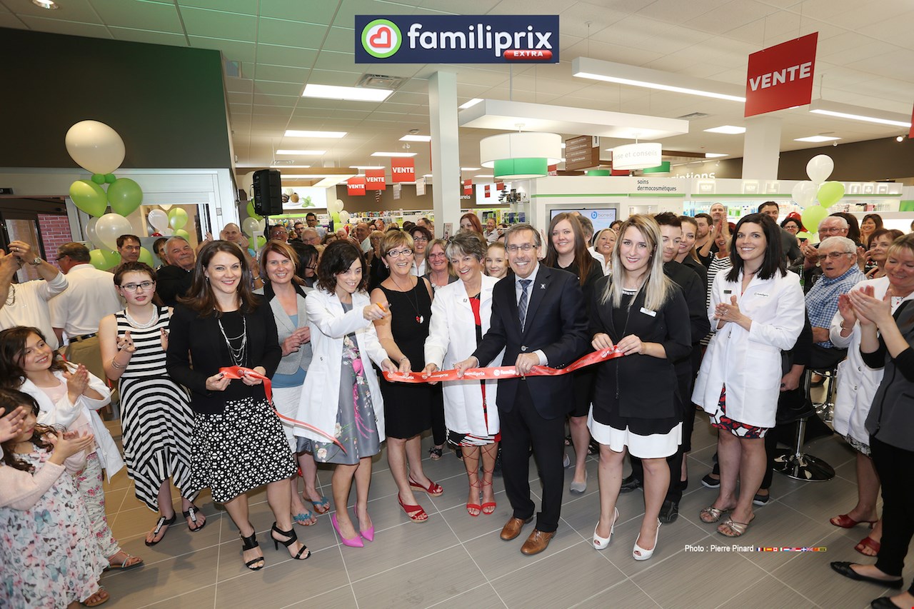 Au centre de la photo, la nouvelle propriétaire de la pharmacie, Marilyne Isabelle ; la mairesse de Windsor, Sylvie Bureau ; le président de la bannière Familiprix, Albert Falardeau.