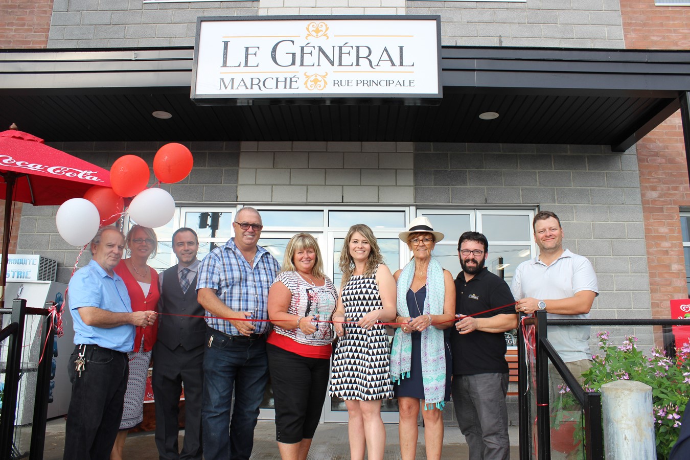 La coupure du ruban. Dans l’ordre habituel : le pro-maire de la Ville de Windsor, Gaétan Graveline ; Johanne Ouellette de la Caisse Desjardins ; Éric Gaudreault de Métro, Raphaël Francoeur et Diane Nadeau, copropriétaires des Résidences Château du Bel-Âge ; Dominique Samson-Desrocher, propriétaire ; Catherine et Serge Ranger, président de la Chambre de commerce régionale de Windsor.