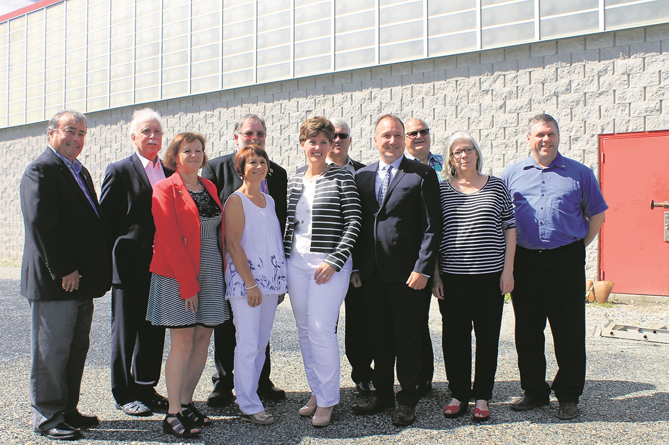 Sur la photo, de gauche à droite : Marc Grimard, directeur général de la SADC des Sources ; Michel Langlois, président du CAE Memphrémagog ; Louise Paradis, directrice générale du CAE Memphrémagog ; Richard Tanguay, président de la SADC du Haut-Saint-François ; Ginette Isabel, directrice générale de la SADC Région de Mégantic; Marie-Claude Bibeau, députée de Compton-Stanstead et ministre du développement international et de la francophonie ; Jeannot Hallé, président de la SADC Région de Mégantic ; Pierre Breton, député de Sherfford ; Serge Gosselin, président de la SADC de Coaticook ; Joanne Beaudin, directrice générale de la SADC Région de Coaticook ; Marc Ducharme, directeur général du CAE du Val-Saint-François.