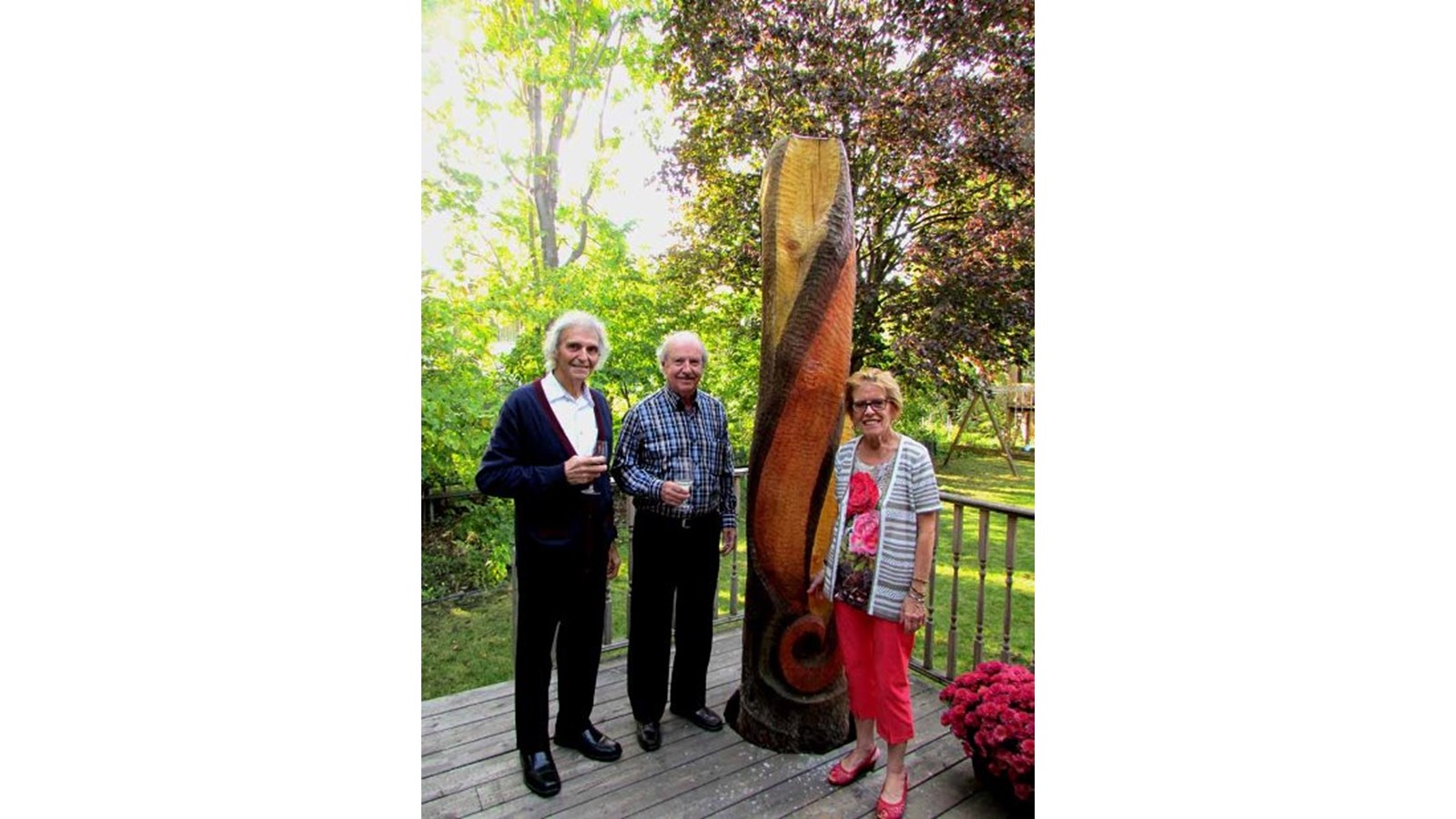 Inauguration d’une œuvre du sculpteur Camille Racicot (à gauche sur la photo) à la demeure de Robert Desforges et Monique Saint-Pierre à Lachine lors du jour de l’Action de grâces en 2015.