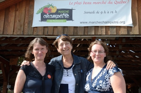Dans l’ordre habituel: Colombe Landry, coporte-parole de QS Richmond, Françoise David, députée solidaire de Gouin et Nancy Rheault, coordonnatrice du Marché champêtre de Melbourne.