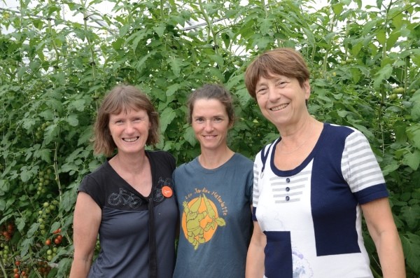 Colombe Landry, co-porte-parole de QS Richmond et Françoise David, députée solidaire de Gouin, entourent Johanne Breton, propriétaire des Jardins Naturlutte d’Ulverton, récompensée en 2016 par Équiterre pour la qualité de sa production et de sa gestion.