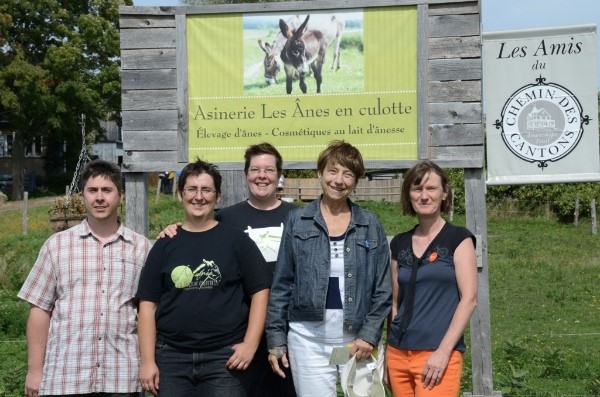 Michel Corriveau et Colombe Landry, co-porte-paroles de QS Richmond et Françoise David, députée solidaire de Gouin, entourent les propriétaires de la ferme Les ânes en culotte de Sainte-Anne-de-la-Rochelle, Cécile Lacroze et Marie-Noëlle Brien.