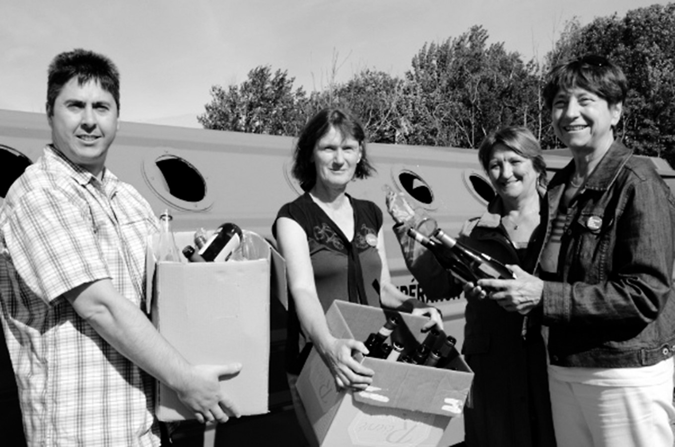 Dans l’ordre habituel : Michel Corriveau et Colombe Landry, co-porte-parole de QS Richmond, Christiane Vanasse membre du comité du verre de Saint-Denis-de-Brompton et de l’AFÉAS locale, Françoise David, députée solidaire de Gouin.