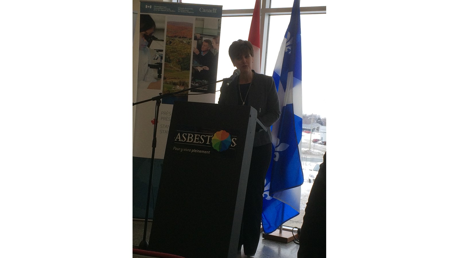 La ministre du Développement international et de la Francophonie et députée de Compton-Stanstead, Marie-Claude Bibeau, a fait L,annonce d’une aide financière à la ville d’Asbestos dans les nouvelles installations de Canards du Lac Brome.