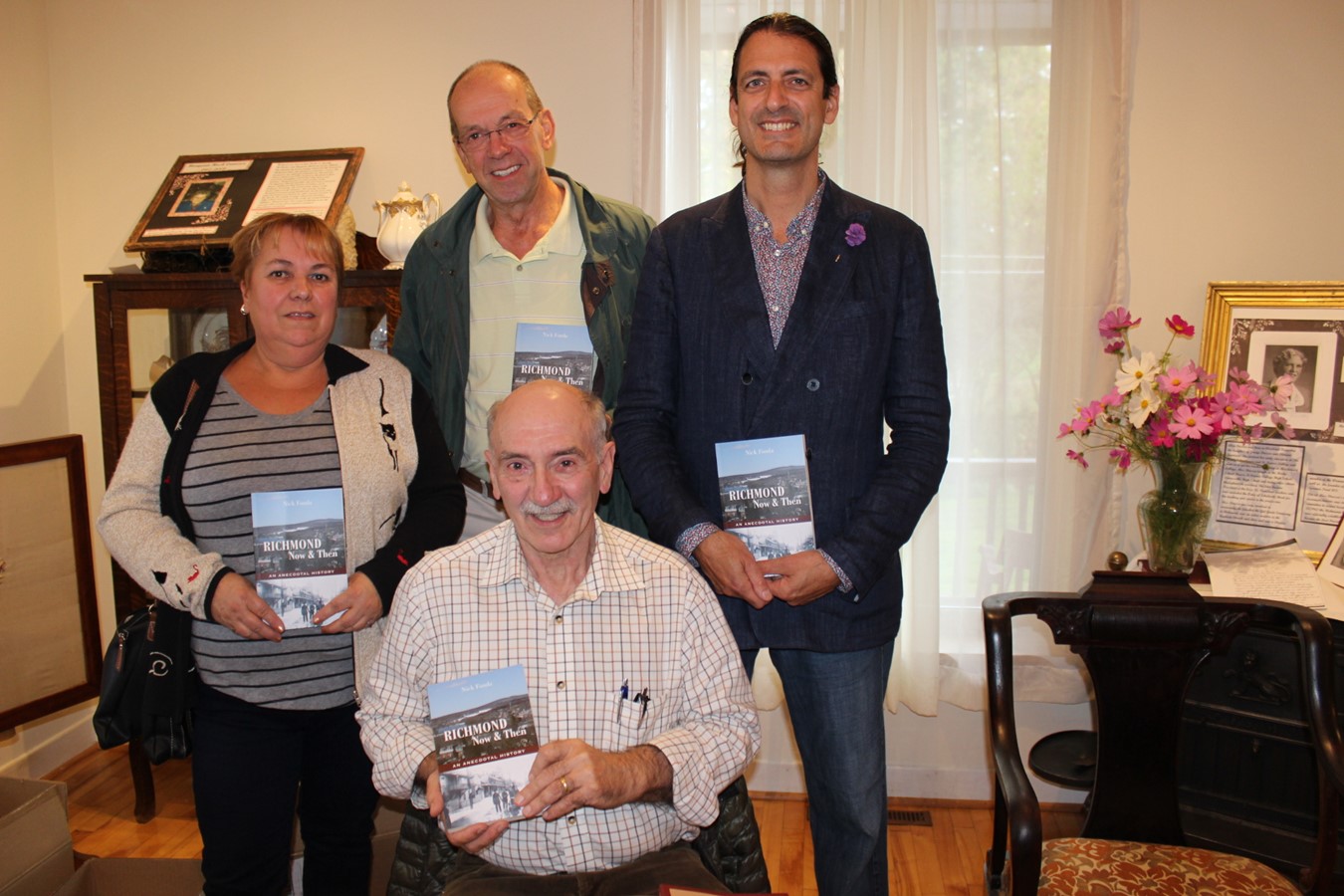 L’auteur Nick Fonda (membre de la Société historique du comté de Richmond), accompagné de Susan Beaudet qui a reçu la dédicace de Richmond Now & Then : an Anecdotal History ; Simon Langeveld, membre de la Société et conseiller municipal du Canton de Melbourne, et Léo Gaudet, président d’honneur.