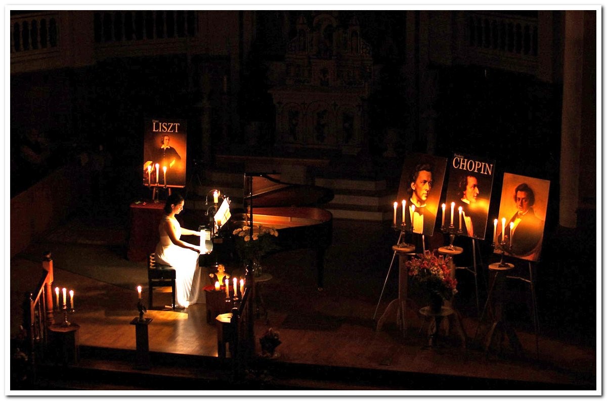 La pianiste Canado-Chilienne Alejandra Cifuentes-Diaz interprétera les plus grandes œuvres de Chopin au piano, à la lueur des chandelles qui éclaireront l’église de Saint-Georges-de-Windsor.