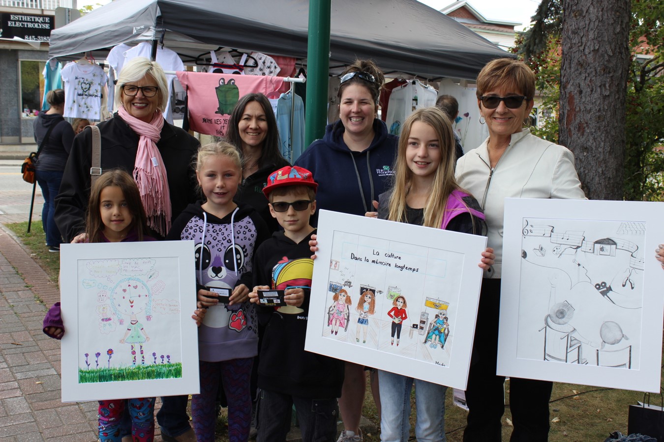 Les gagnantes du concours de dessin accompagnés des organisatrices.  