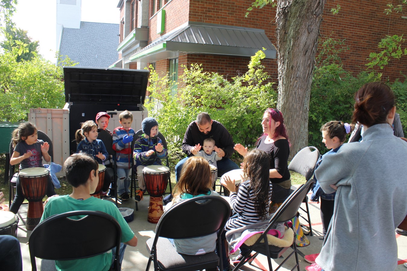 Installée à proximité d’un arbre du parc, Andrée-Ann Lebrun de la Compagnie Danse Sankofa à Sherbrooke a amusé les enfants avec les sons et rythmes de diverses danses.