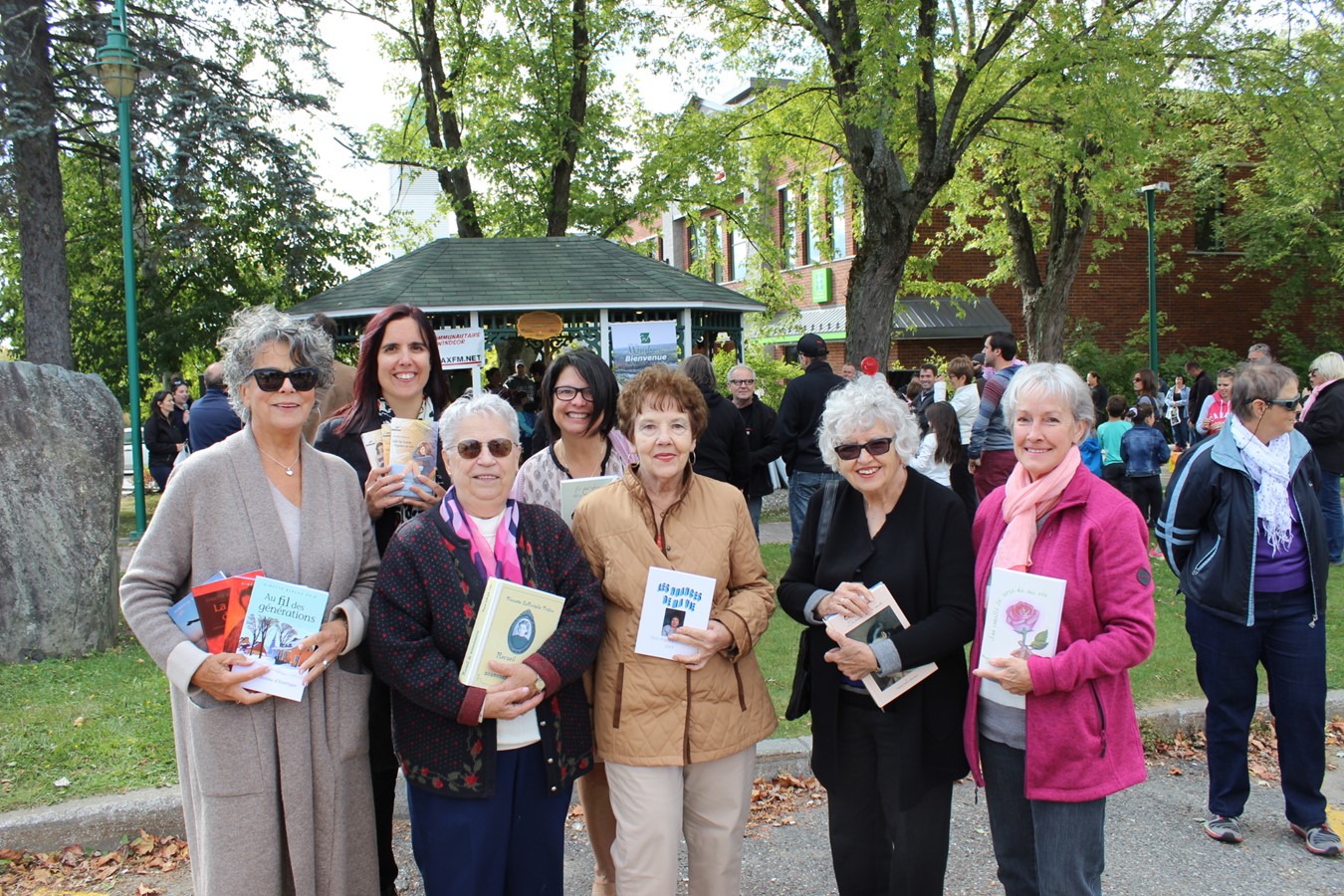 Deux auteures reconnues, Ginette Bureau et Amélie Bibeau, accompagnées de participantes de J’écris ma vie : Fleurette Larochelle Trifiro, Lucie Corriveau, Doris Pépin-Blanchette, Thérèse Pelletier et Huguette Therrien.