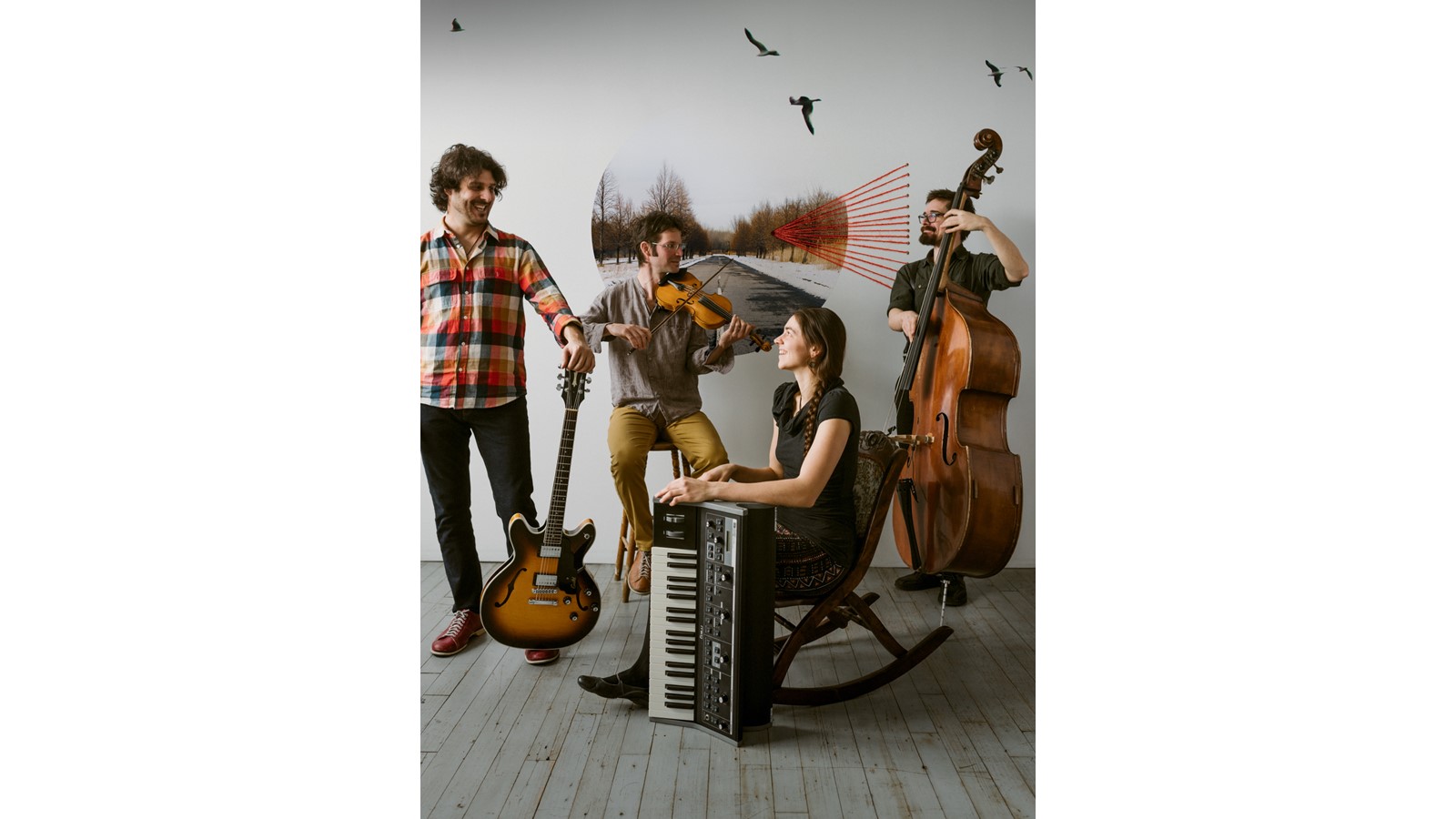 MAZ, regroupant à partir de la gauche Marc Maziade (guitare), Pierre-Olivier Dufresne (violon), Roxanne Beaulieu (chant et clavier) et Hugo Blouin (contrebasse).