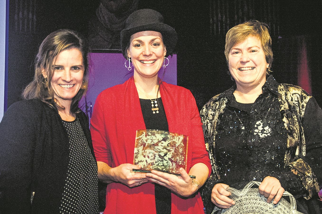 Marie-Anne Catry, lauréate du prix Excellence culture Estrie. Dans l’ordre habituel : Myriam LeBlond,  coordonnatrice régionale des bureaux de Télé-Québec Estrie et Montérégie de La Fabrique culturelle.tv ; Marie-Anne Catry, lauréate ; Sylvie Luce Bergeron, présidente du CCEE.