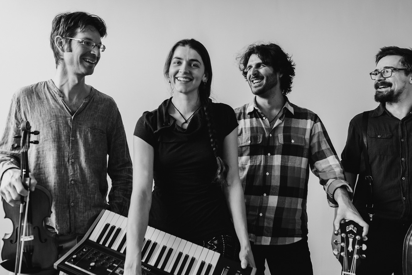 MAZ, regroupant à partir de la gauche Marc Maziade (guitare), Roxanne Beaulieu (chant et clavier), Pierre-Olivier Dufresne (violon), et Hugo Blouin (contrebasse).