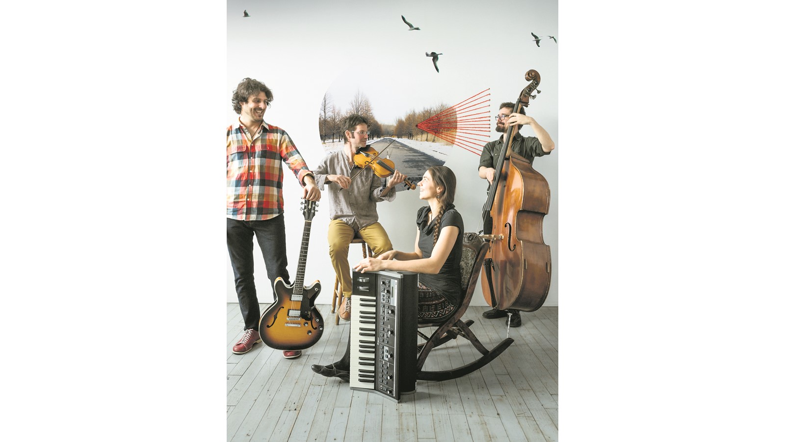 MAZ, regroupant à partir de la gauche Marc Maziade (guitare), Pierre-Olivier Dufresne (violon), Roxanne Beaulieu (chant et clavier) et Hugo Blouin (contrebasse).