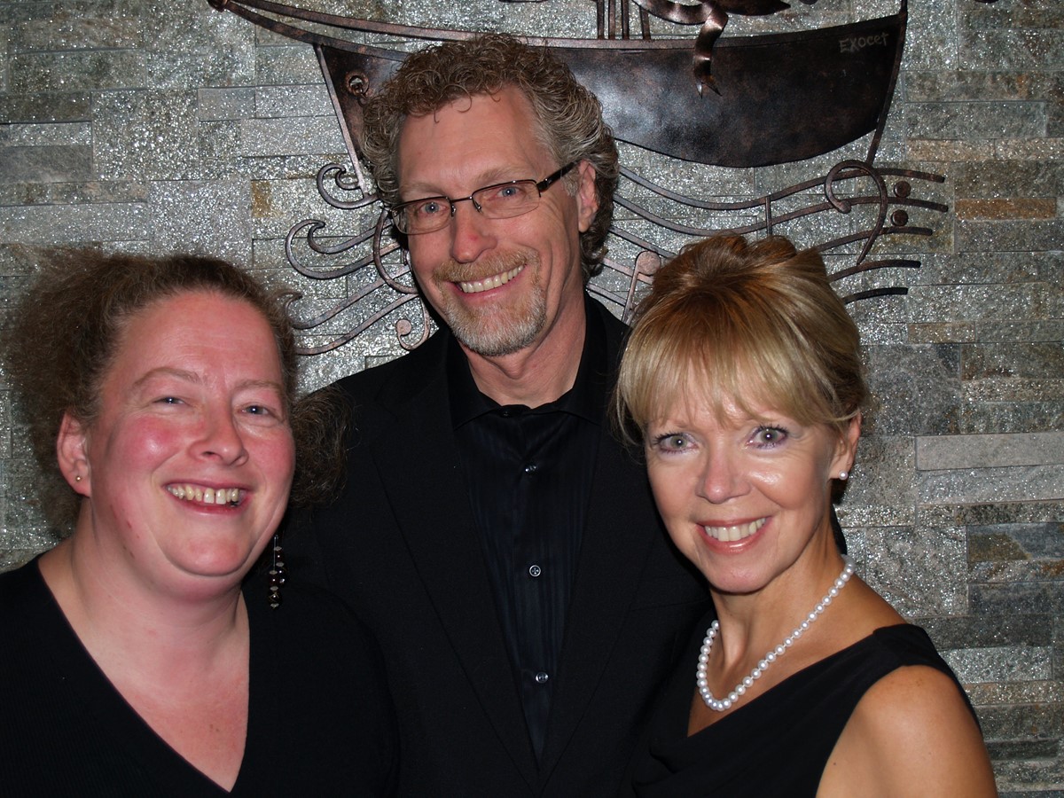 À partir de la gauche, la pianiste Sylvie Grondin, le baryton Gilles Bruneau et la soprano Renée Landry.