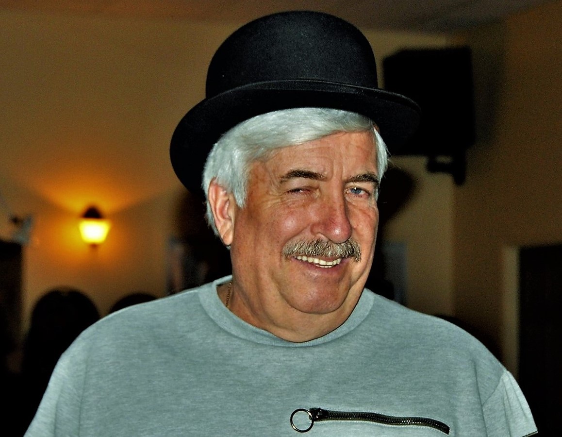 Si St-Élie-de-Caxton en Mauricie a son Fred Pellerin, nous avons le bonheur d’avoir nous aussi notre raconteur, en la personne de Normand Desharnais, un personnage haut en couleur, qu’il vous faut rencontrer afin de découvrir Danville par son histoire.