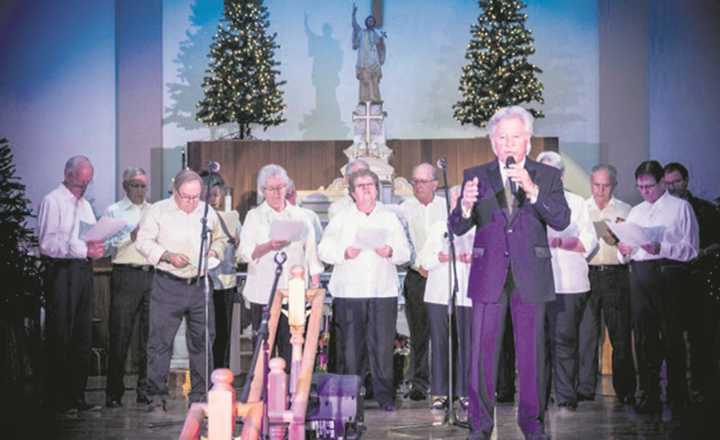 Jean Nichol accompagné de la chorale de l’église Saint-François-Xavier.