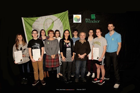 Les élèves qui ont obtenu leur diplôme de la réussite scolaire en présence de la mairesse de Windsor Sylvie Bureau, du conseiller municipal Gaétan Graveline et de l’adjoint à la direction du Tournesol, Jean-Sébastien Roberge.    