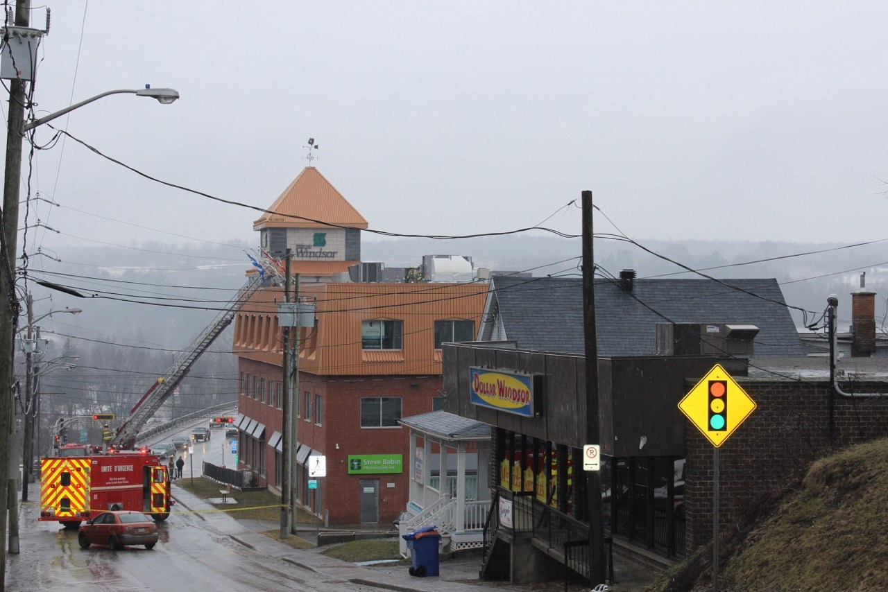 Un poteau électrique entraîne un bris de moteur au Complexe Windsor