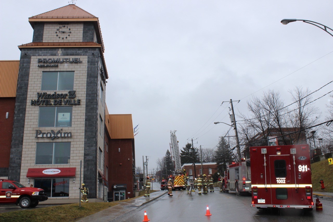 Un poteau électrique entraîne un bris de moteur au Complexe Windsor