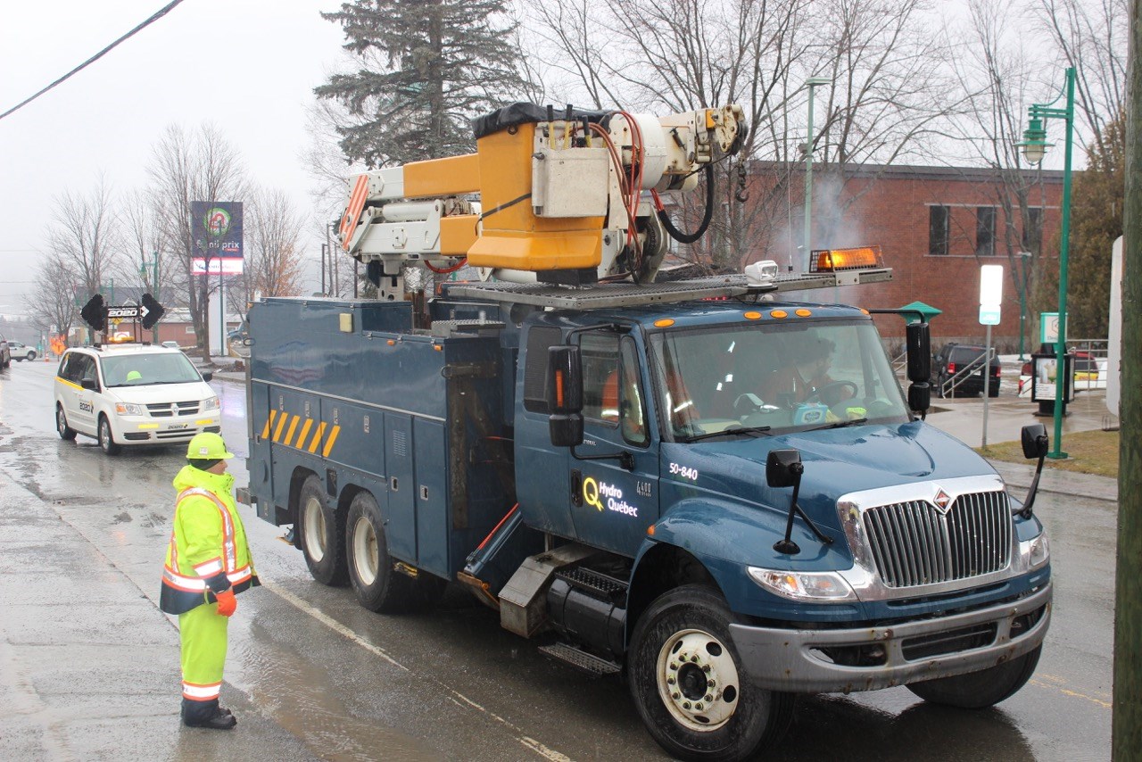 Un poteau électrique entraîne un bris de moteur au Complexe Windsor