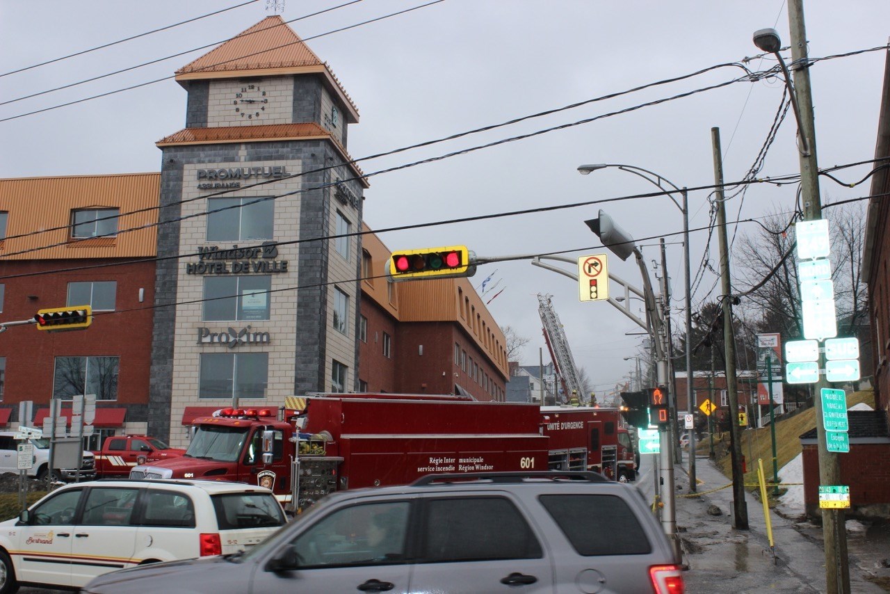 Un poteau électrique entraîne un bris de moteur au Complexe Windsor