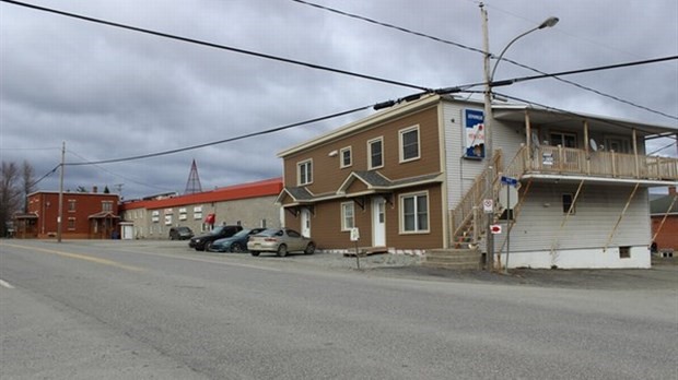 2 mai 2014 : vingt-quatre puits artésiens sont contaminés au cœur de la municipalité de Val-Joli. Le secteur touche l’intersection de la route 249 et du 10e rang où est situé l’ancien dépanneur et poste d’essence. C’est à cet endroit que le ministère de l’Environnement relève des tests confirmant la contamination de puits et de sols.