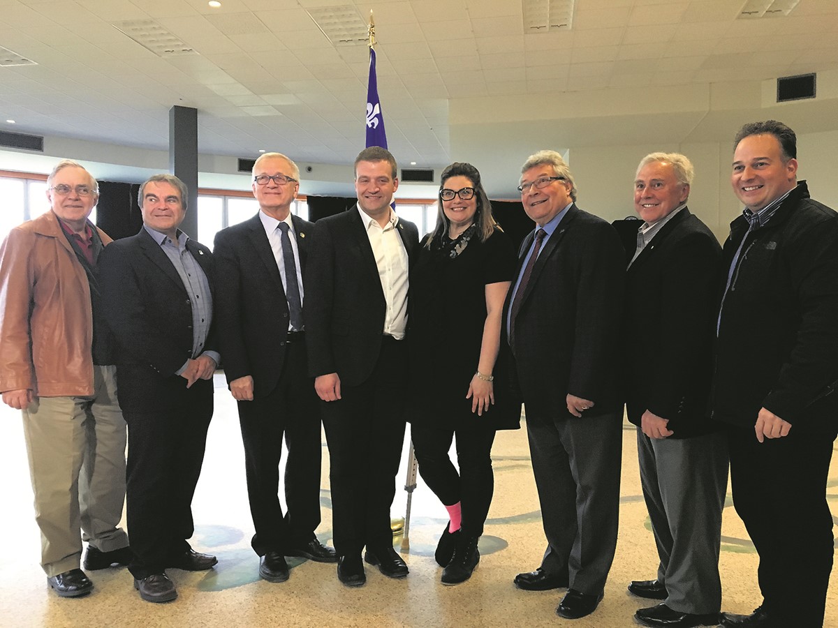 Présents lors de l’annonce des investissements : Michael Murray, président de la Commission scolaire Eastern Townships ; Yves Gilbert, président de la Commission scolaire des Hauts-Cantons ; Pierre Reid, député d’Orford ; Luc Fortin, ministre de la Culture et des Communications, ministre de la Protection et de la Promotion de la langue française et ministre responsable de la région de l’Estrie ; Karine Vallières, députée de Richmond et adjointe parlementaire du premier ministre (volet jeunesse) ; Guy Hardy, député de Saint-François ; Gilles Normand, président de la Commission scolaire de la Région-de-Sherbrooke ; Jean-Philippe Bachand, président de la Commission scolaire des Sommets.