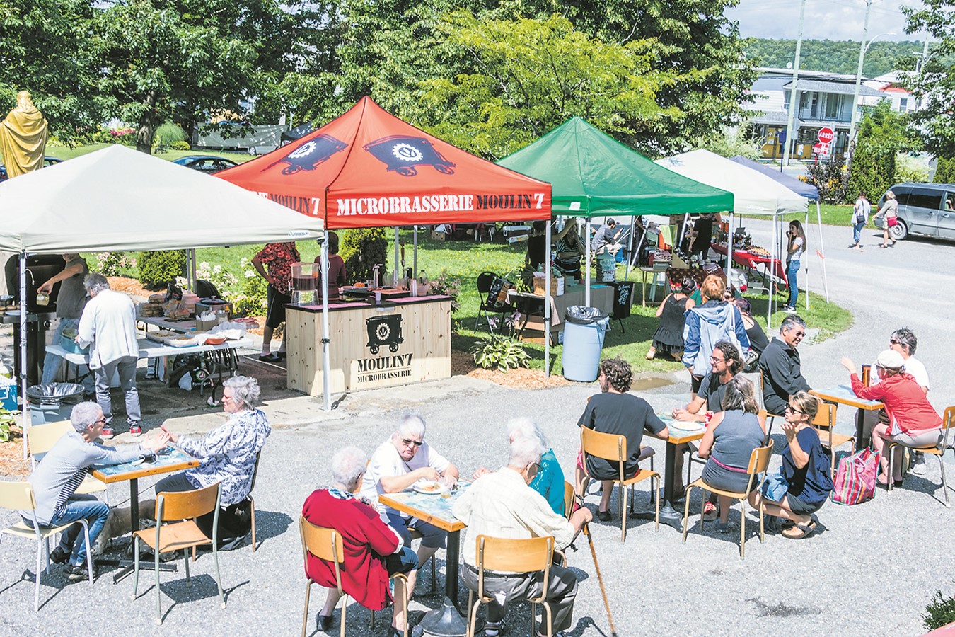 Le Grand Marché est une activité de financement essentielle et rassembleuse pour la Meunerie de Saint-Adrien.